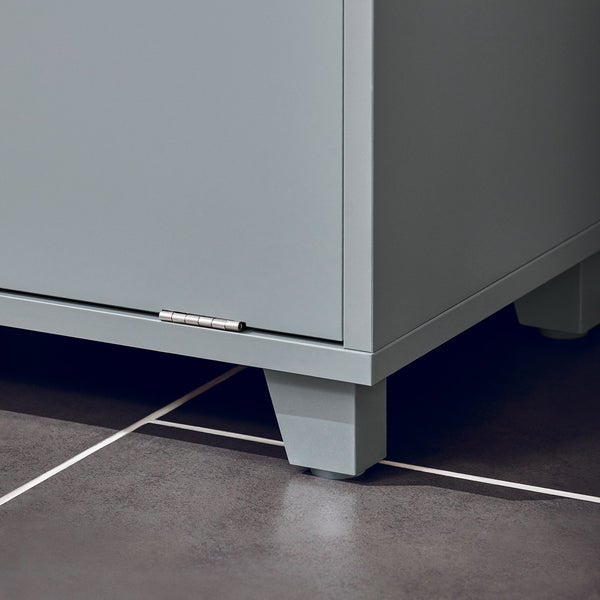 Detailaufnahme eines Schranks mit Türscharnier und Füßen