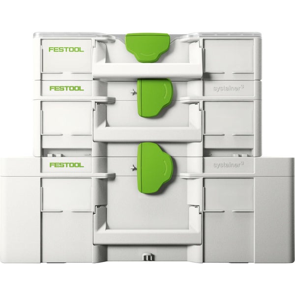 Drei gestapelte hellgraue Festool Systainer 3 Werkzeugkoffer aus Kunststoff mit T-LOC Verschluss.