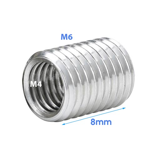 Gewindeeinsatz aus Metall mit Innengewinde M4 und Außengewinde M6, Länge 8 Millimeter.