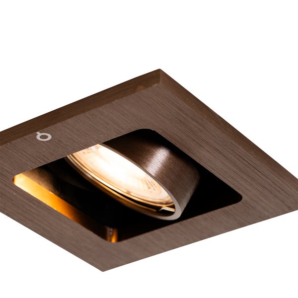 Quadratischer Einbaustrahler mit schwenkbarem Kopf aus gebürstetem Metall.