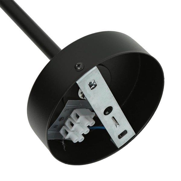 Detailansicht einer Deckenleuchte mit Anschlussklemmen und Montageplatte