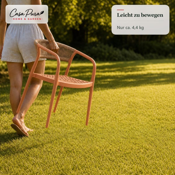 Eine Person trägt einen leichten Gartenstuhl von Casa Pura im Garten. Der Stuhl wiegt circa 4,4 Kilogramm und ist aus Kunststoff gefertigt.