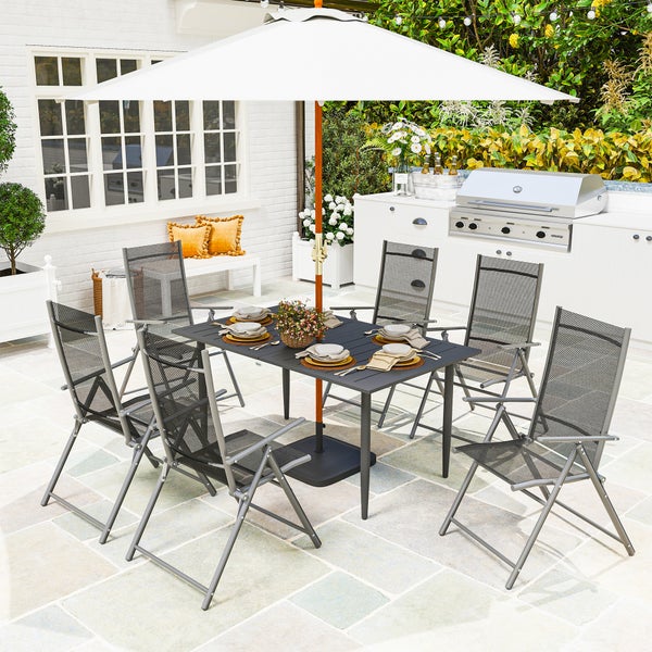 Schlafzimmer mit floraler Tapete, Bett und Nachttisch