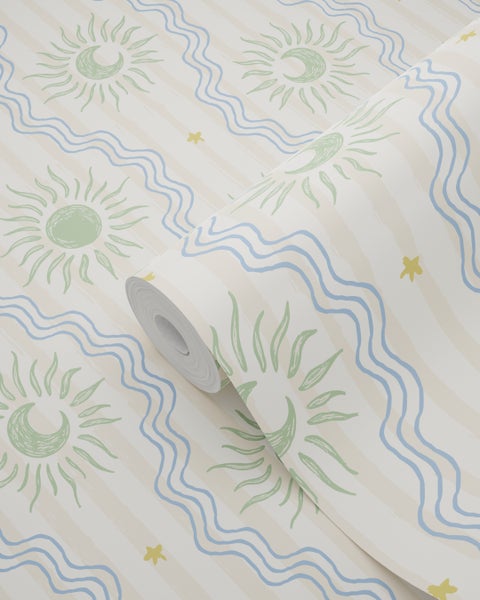 Tapetenrolle mit einem Muster aus Sonnen, Sichelmonden, Wellenlinien und Sternen auf gestreiftem Hintergrund.