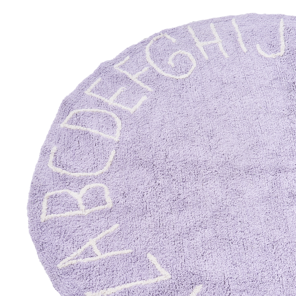 Runder lila Kinderteppich mit weißem Alphabet am Rand, weiche getuftete Oberfläche.
