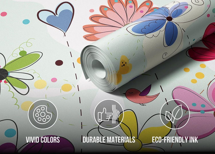 Tapetenrolle mit verspieltem Blumenmuster, Herzen und Vögeln. Lebhafte Farben, langlebige Materialien und umweltfreundliche Tinte.