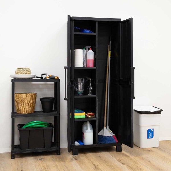 Schwarzer Geräteschrank mit Reinigungsmitteln, Regal und Papierkorb