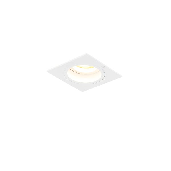 Weißer quadratischer Einbaustrahler in modernem Design für die Deckenmontage.