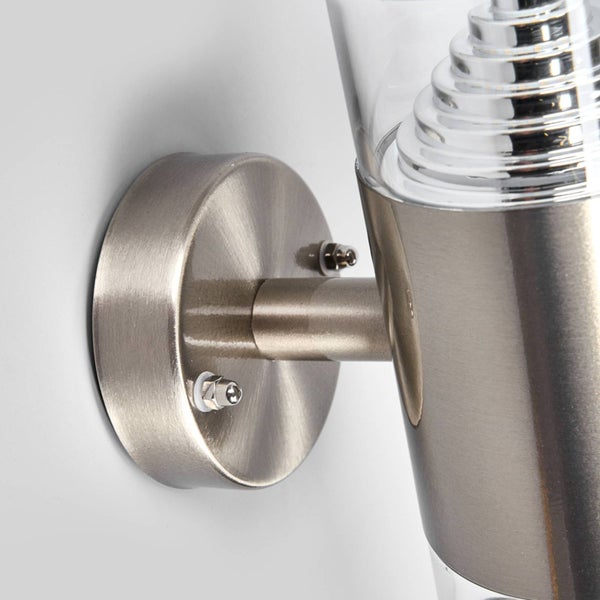 Wandleuchte aus gebürstetem Metall mit Einsatz aus klarem Glas, Detailaufnahme der Wandhalterung und des Gehäuses.