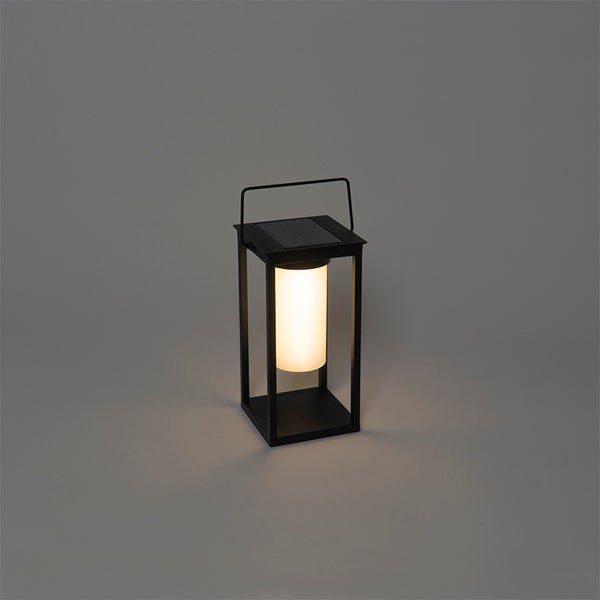 Schwarze LED-Solar-Laterne aus Metall mit Tragegriff und integriertem Solarpanel auf der Oberseite.