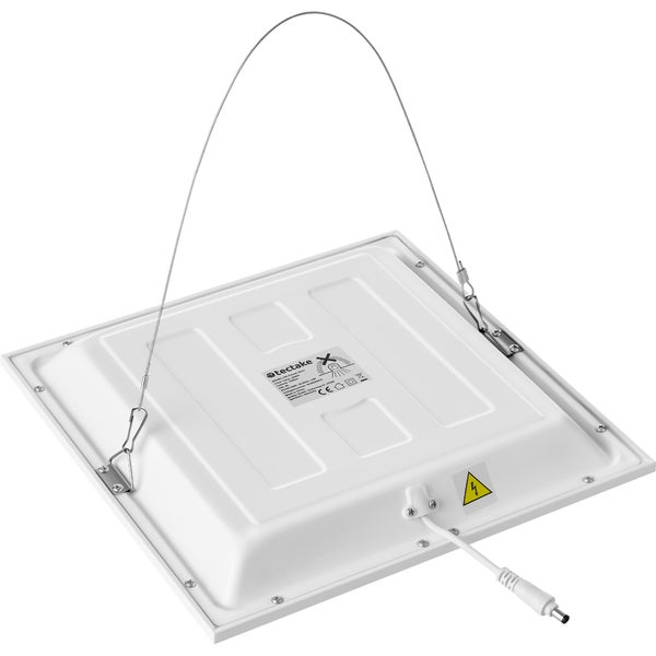 LED Panel von unten mit Drahtaufhängung und Warnzeichen vor elektrischer Spannung