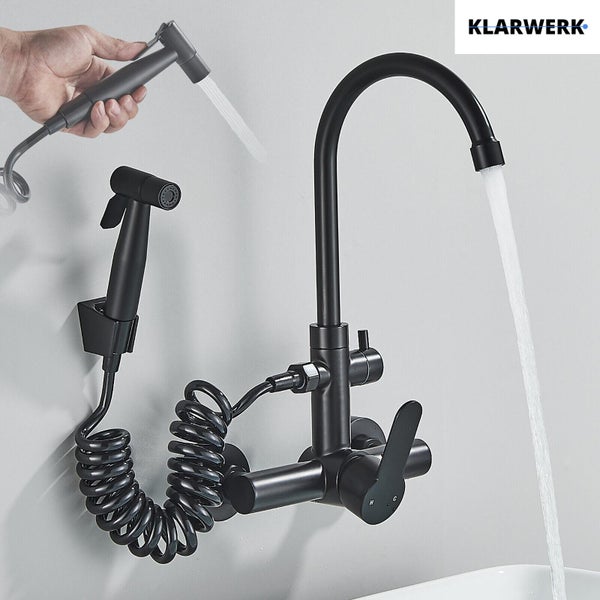 Schwarze Wandarmatur mit hohem Auslauf, Einhandmischer und Bidet-Handbrause mit Spiralschlauch. Klarwerk Logo.