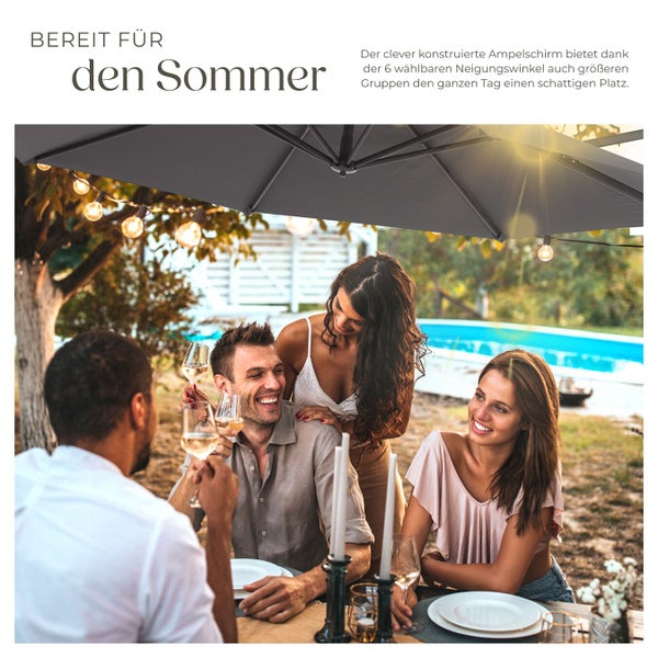 Gruppe von Menschen sitzt unter einem Sonnenschirm und genießt den Sommer