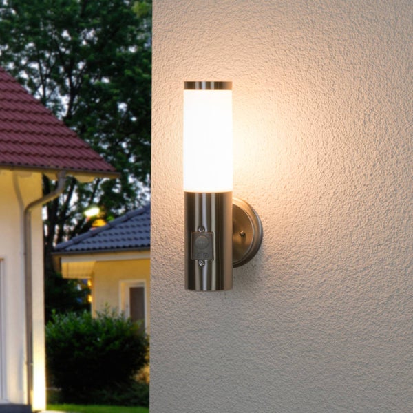 Lindby Wandleuchte außen Kristof mit Bewegungsmelder (spritzwassergeschützt (Modern) in Alu aus Edelstahl (1 flammig, E27) - Wandlampe für Außenwand/Hauswand Haus Terrasse und Balkon