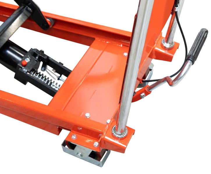 Detailansicht eines orangefarbenen hydraulischen Hubtisches mit Metallrahmen, Hydraulikzylinder und Hebel.