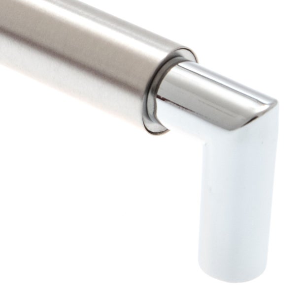 Detailansicht eines modernen Türgriffs aus Metall mit zylindrischem Haltegriff und rechtwinkligem Verbindungsstück.