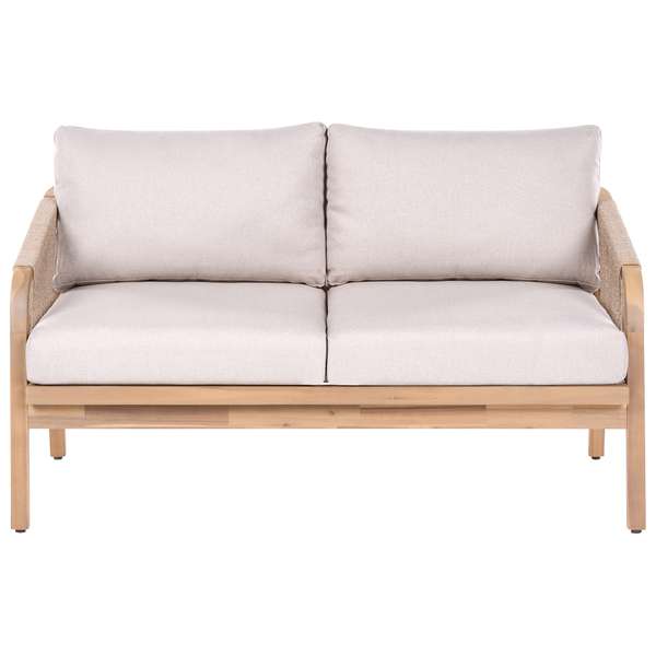 Zweisitzer Gartensofa aus Holz mit beigen Polstern und geflochtenen Armlehnen.