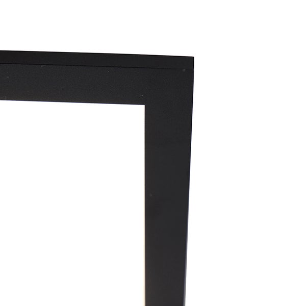 Detailansicht eines schwarzen Fensterrahmens.