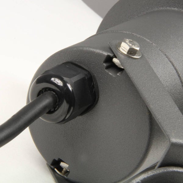 Detailansicht eines Strahlers mit schwarzem Kabel, Kabelverschraubung und Halterung mit Sechskantschraube.