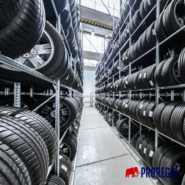 Regal mit Autoreifen in einem Lagerraum