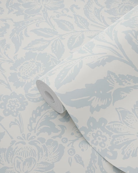 Vliestapete mit floralem Ornament-Muster, eine Rolle teilweise ausgerollt.