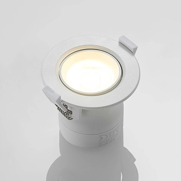 Runder LED-Einbaustrahler in Weiß mit warmweißem Licht und seitlichen Montagefedern.