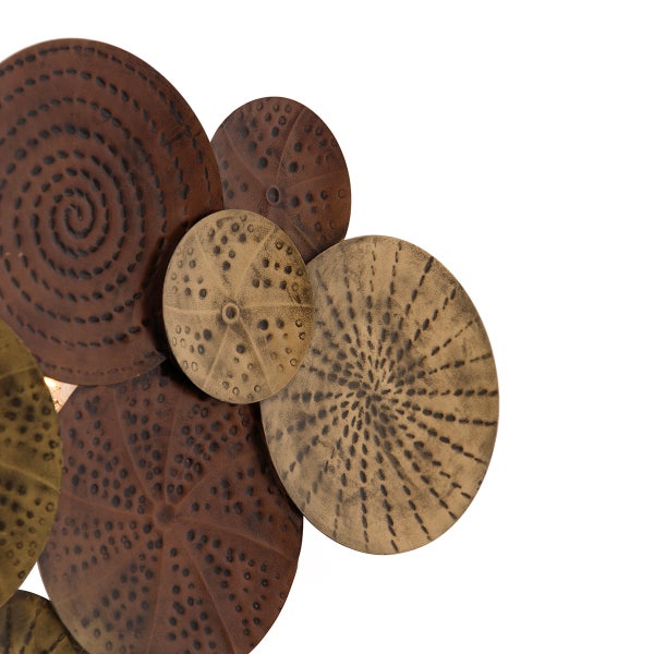 Dekorative Wandkunst aus Metall mit kreisförmigen Mustern.