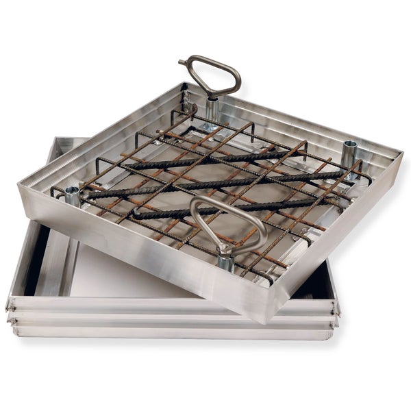 Rechteckiger Schachtdeckel aus Metall mit Bewehrung und Griffen