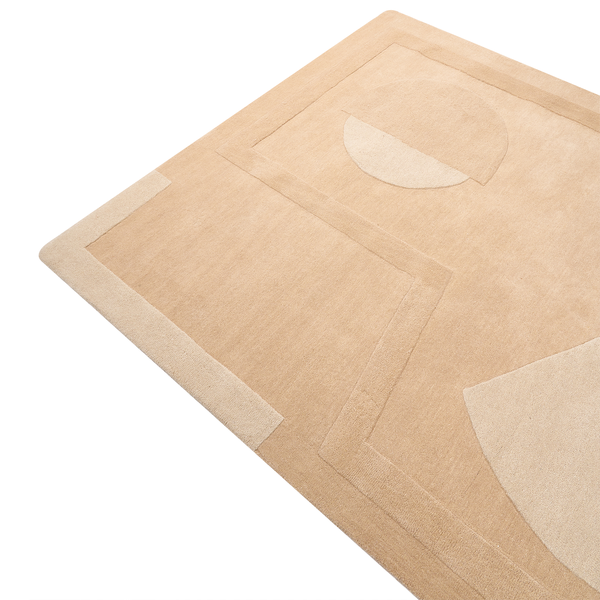 Teppich mit umgeknickter Ecke zur Detailansicht der Rückseite und der weichen Oberflächenstruktur.
