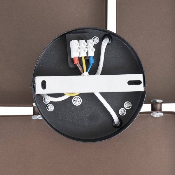 Detailaufnahme einer Lampenhalterung mit Klemmen und elektrischen Kabeln