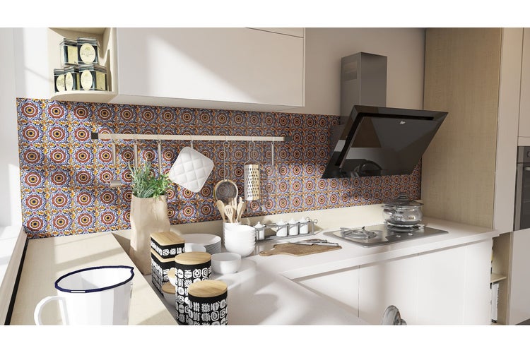 Küchenszene mit Fliesenwand, Dunstabzugshaube und Küchenutensilien