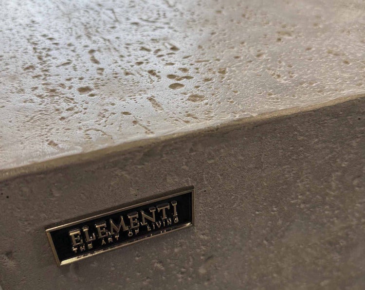 Elementi Logo auf einer strukturierten Betonoberfläche.