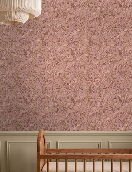 Mustertapete mit Waldtieren wie Reh, Fuchs, Hase und Vögeln zwischen Wildblumen und Blättern im illustrativen Stil.