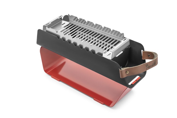 The Favilla FUMO mobiler Holzkohlegrill (48x17x11 cm) in Rot – 2-in-1 Grill mit Edelstahlrost & Spießhalterung – Inkl. Tragetasche für Camping