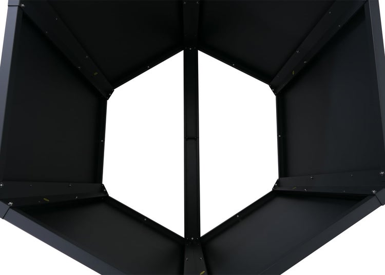 Innenansicht eines hexagonalen Hochbeets aus Metall in Anthrazit.