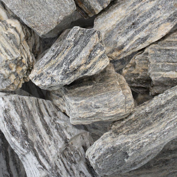 Ziersteine als Bruchsteine mit ausgeprägter Schichtstruktur für die Gartengestaltung.