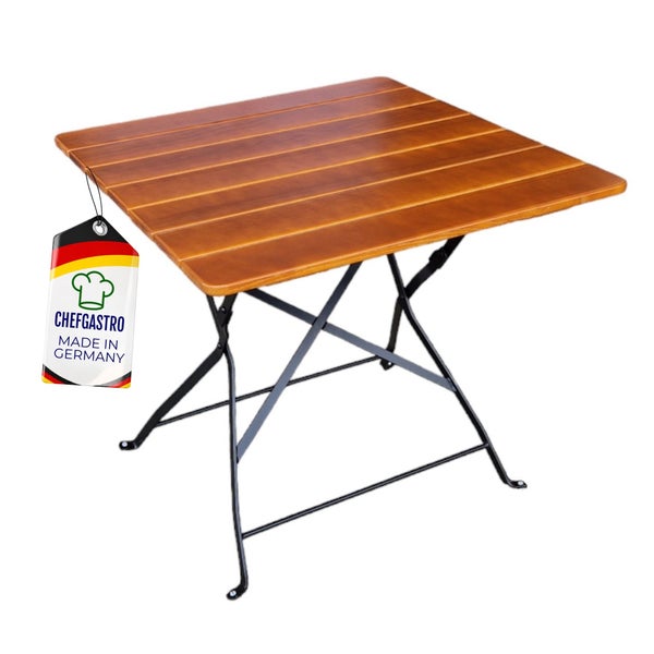 Quadratischer Bistrotisch mit Tischplatte aus Holzlatten und schwarzem Klappgestell aus Metall.
