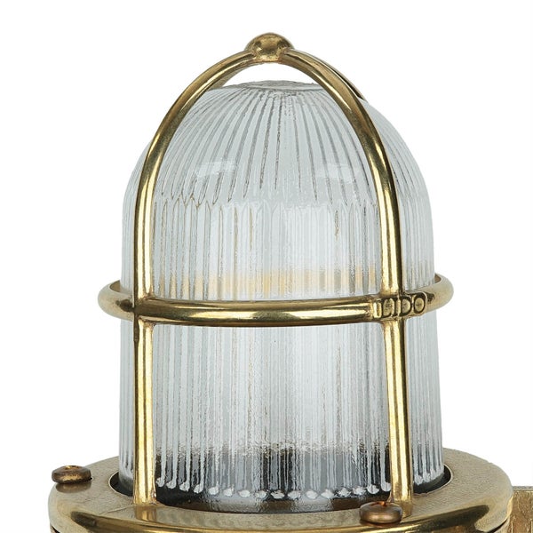 Nahaufnahme einer Schiffslampe mit geripptem Glas und Metallgehäuse