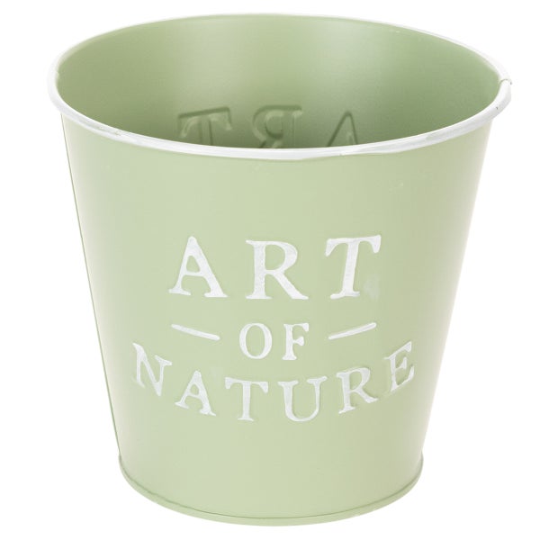 Hellgrüner Übertopf aus Metall mit der weißen Prägung Art of Nature.