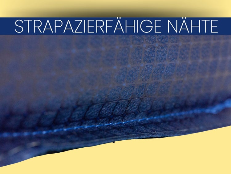 Detailansicht strapazierfähiger Nähte an einem strukturierten Gewebe.