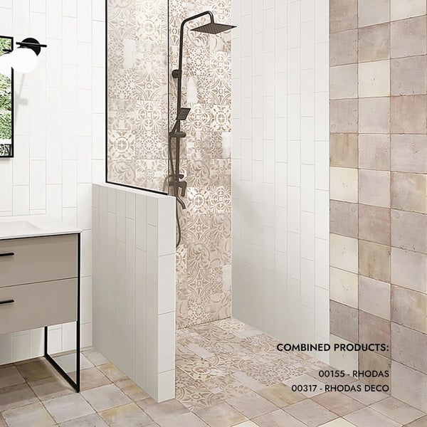 Modernes Badezimmer mit einer bodengleichen Dusche gefliest mit Rhodas und Rhodas Deco Fliesen in einem hellen und strukturierten Design.