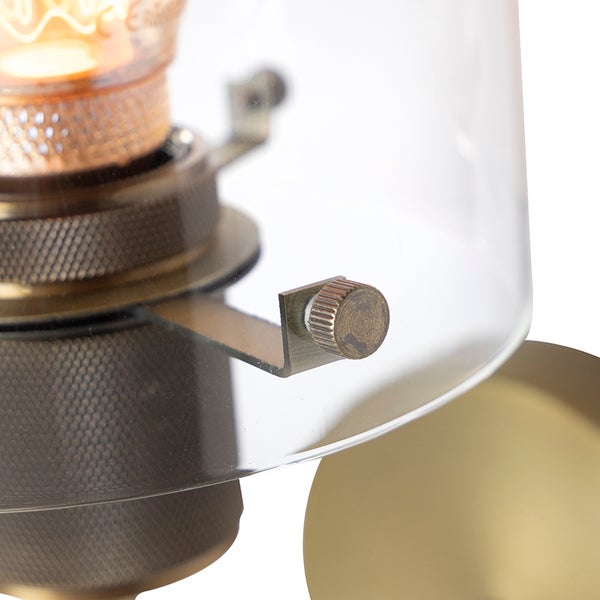 Detailaufnahme einer Lampe mit Glaskuppel und Metallelementen