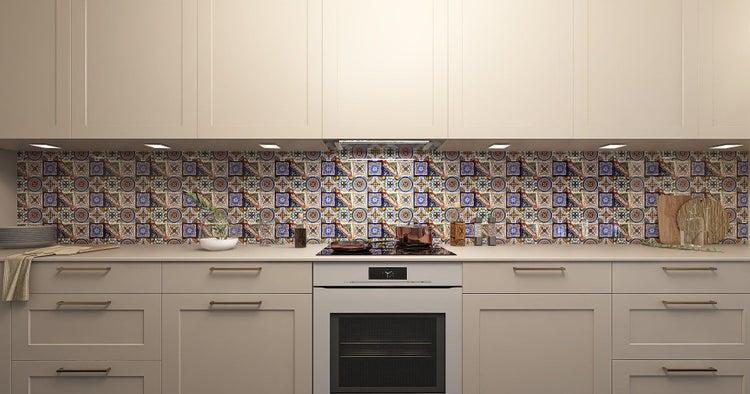 Küchenszene mit Küchenmöbeln und gemusterten Fliesen als Spritzschutz