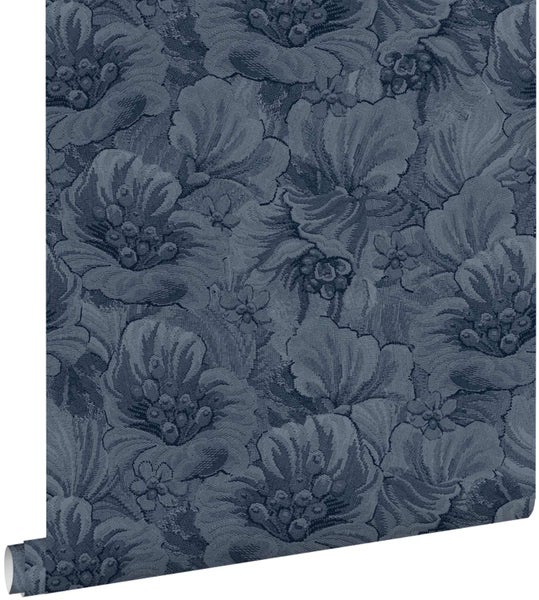 Tapete mit florale Blumenmuster in Weboptik für eine strukturierte Wandgestaltung.