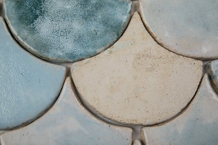 Detailaufnahme von fächerförmigen Keramikfliesen