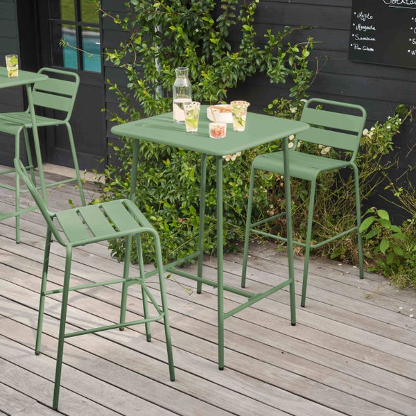 Modernes Gartenmöbel-Set aus Metall mit einem quadratischen Bartisch und passenden Barstühlen auf einer Holzterrasse.