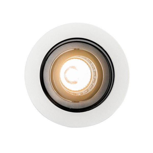 Runder Einbaustrahler mit schwarzem Innenring und eingeschaltetem warmweißem Leuchtmittel.