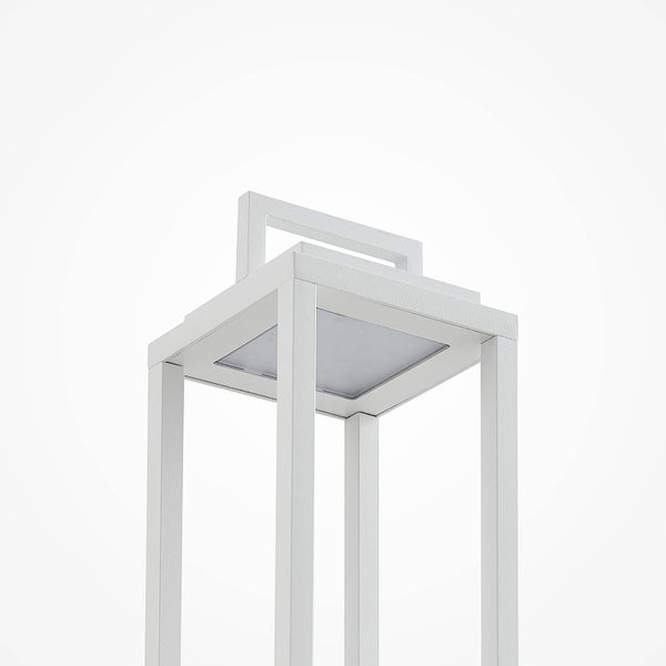 Detailansicht einer modernen weißen Außenleuchte in Laternenform mit rechteckigem Rahmen und Tragegriff.