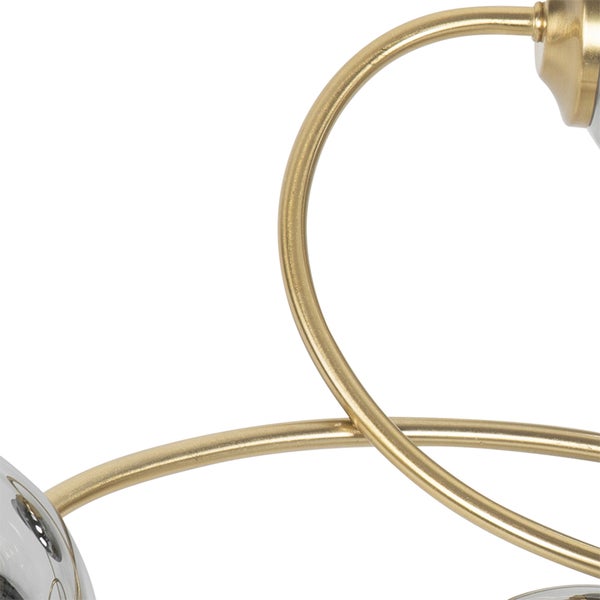 Detailansicht einer goldenen Deckenleuchte