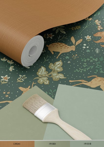 Tapetenrolle und Farbfelder mit Pinsel zur Dekoration